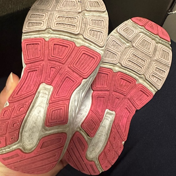 New balance toddler 680 V6 hook and loop running shoe size 7.5 pink - Picture 2 of 11